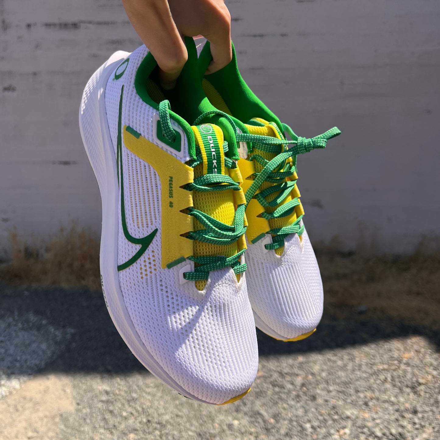 Nike Pegasus 40 Oregon Ducks Mens Running Shoe - Size 9M/10.5W - WHITE/YELLOW STRIKE/APPLE GREEN - DZ5979-100