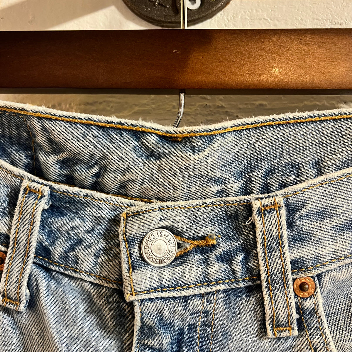 Vintage 2002 Levi's 550 Light Wash Relaxed Tapered Fit Denim Jean - Size 30" x 33" - Light Indigo