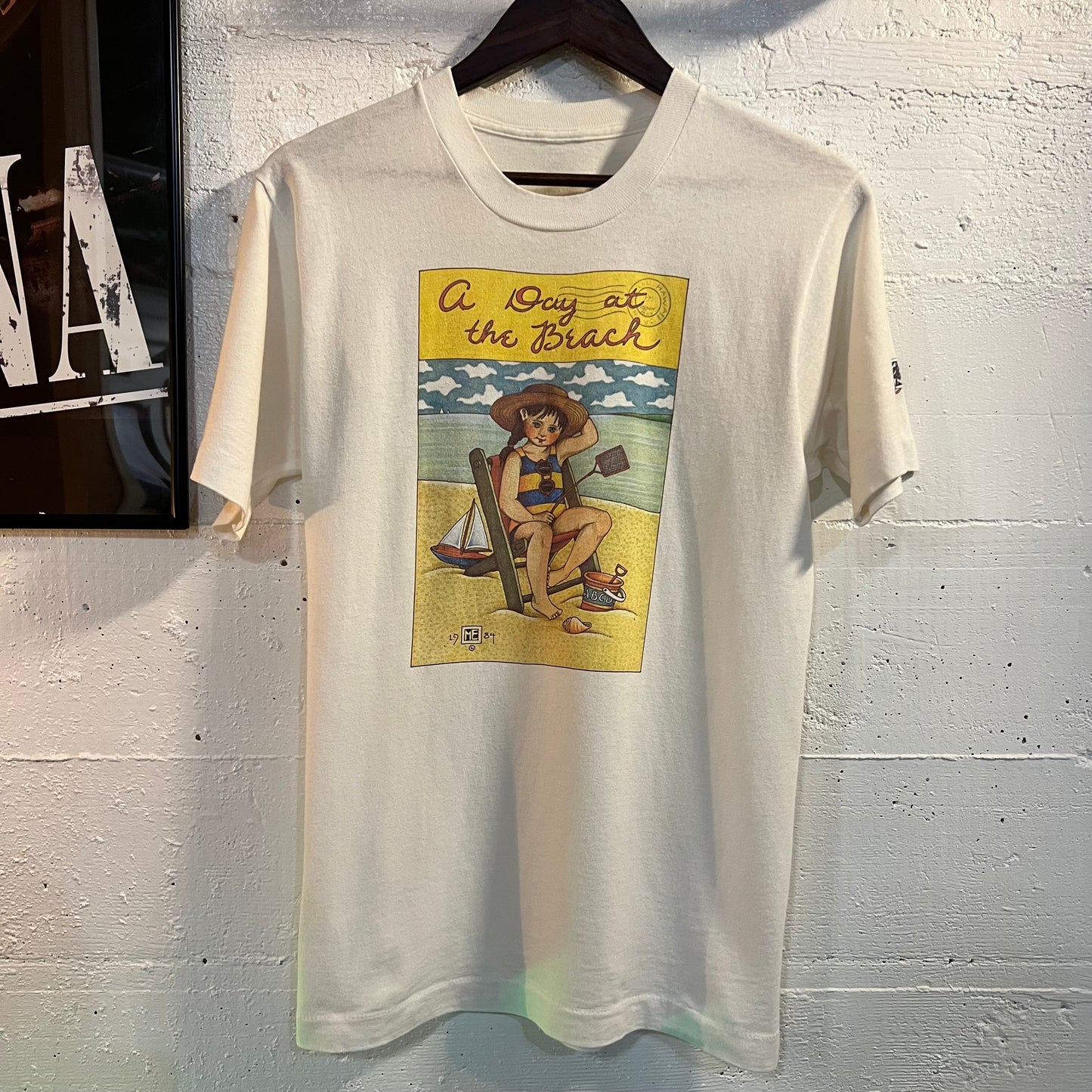Vintage 1984 Mary Engelbreit ‘A Day At The Beach’ Single Stitch Art T-Shirt - Size Small - Made In USA - White/Multicolor