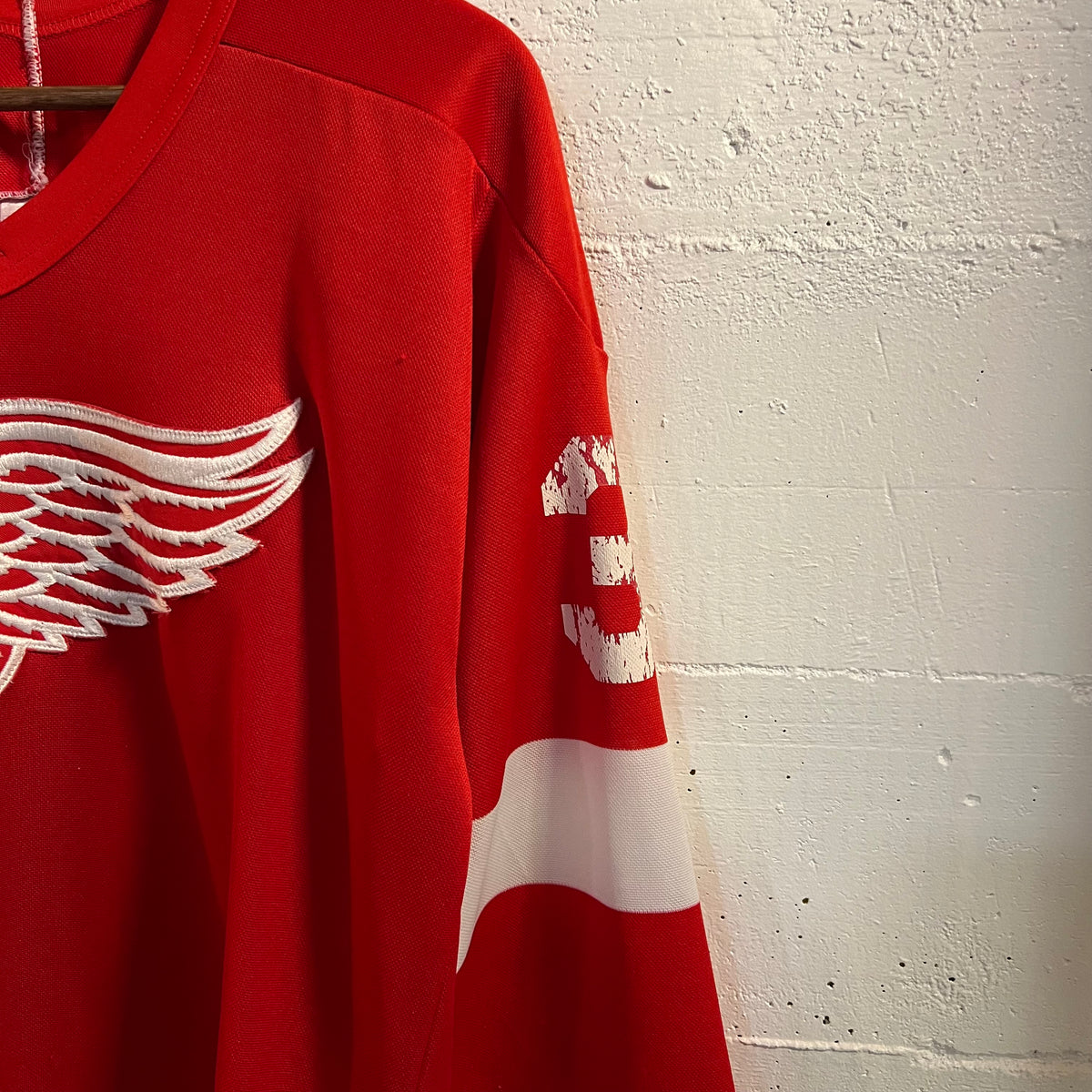 Vintage Faded Detroit Red Wings ‘Cheveloae #32’ Hockey Jersey - Size Medium - Made In USA - Red/White