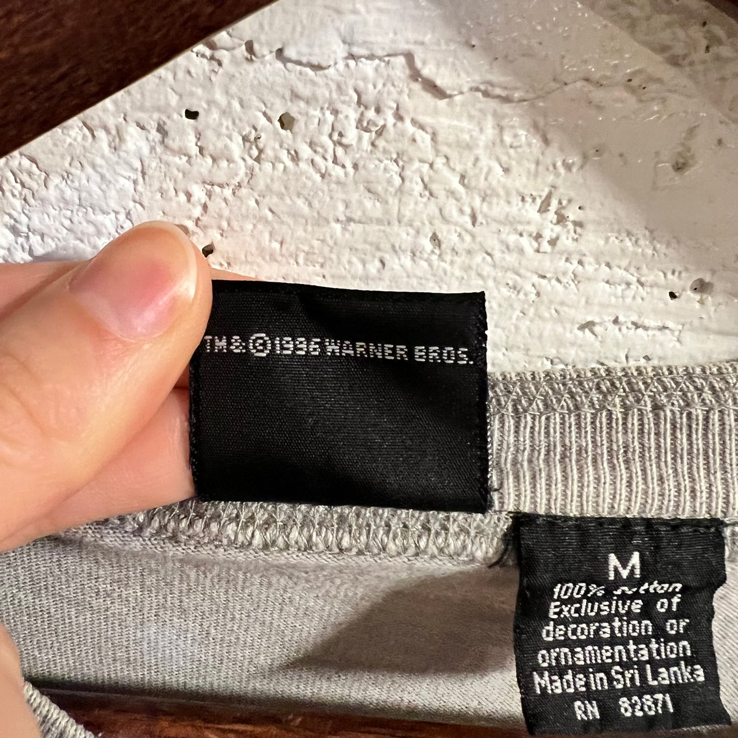 Vintage 1996 Embroidered Looney Tunes Henley Long Sleeve T-Shirt - Size Medium - Heather Grey