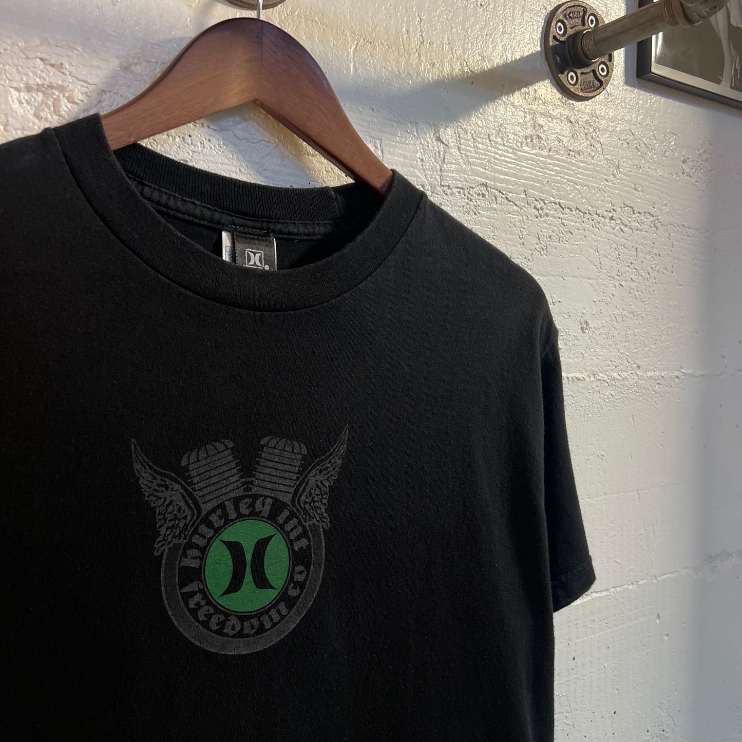 Vintage 2000's Hurley Int. 'Freedom Co." Center Logo T-Shirt - Size Medium - Black/Green