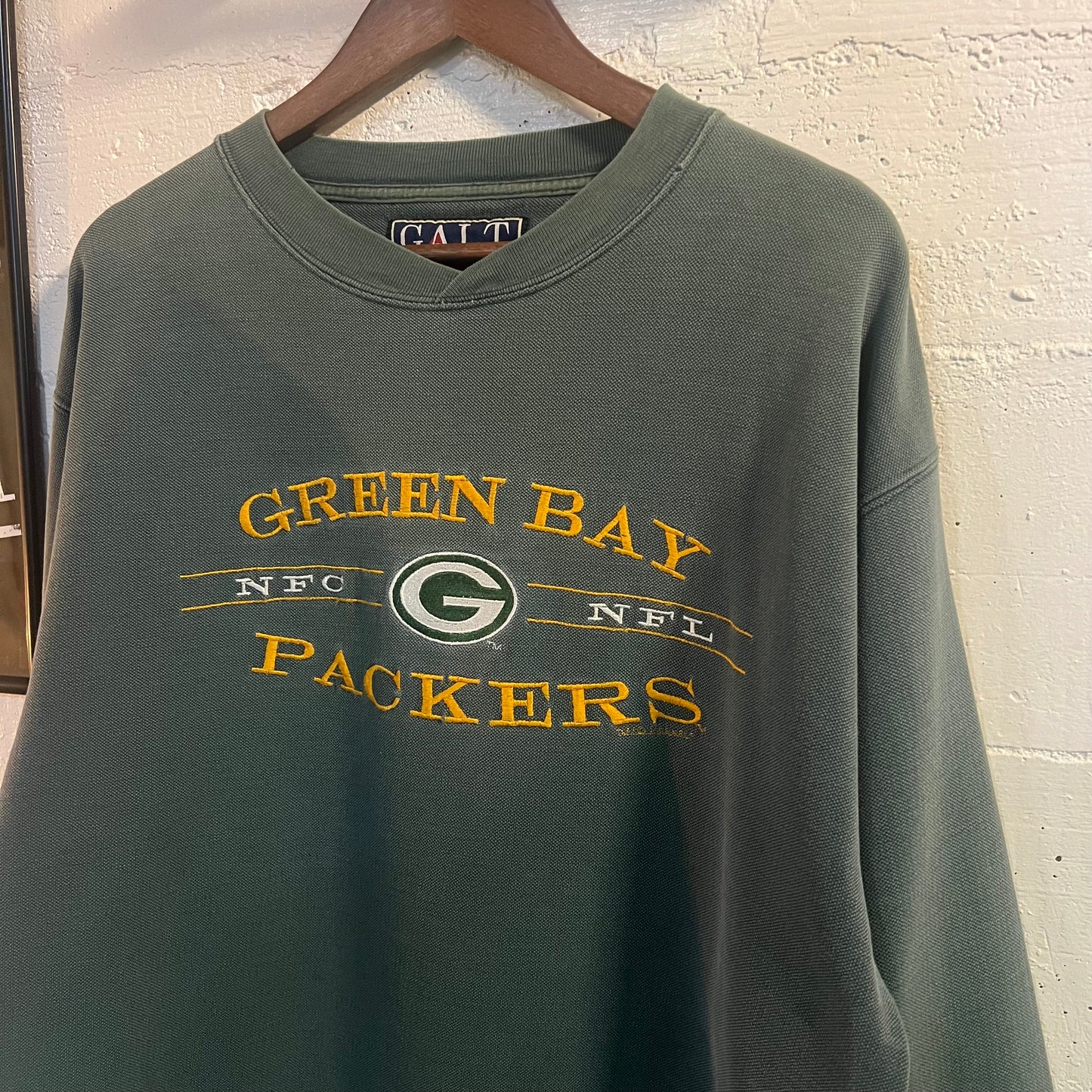 Vintage 1996 Embroidered Distressed Green Bay Packers NFL Crewneck Sweatshirt - Size Medium - Green/Yellow/White