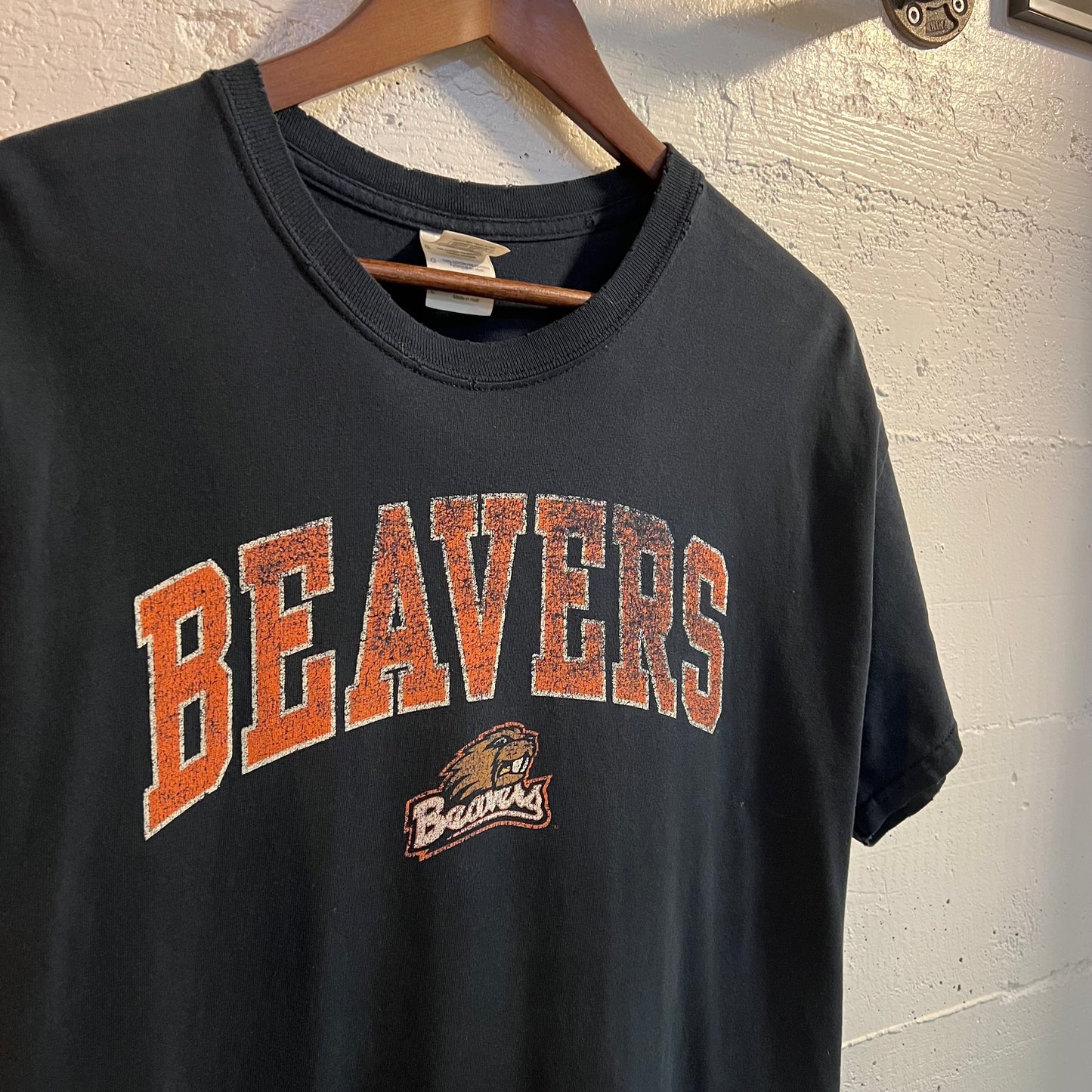 Y2K Distressed & Faded Oregon State University Beavers Collegiate Logo T-Shirt - Size Large - Black/Orange