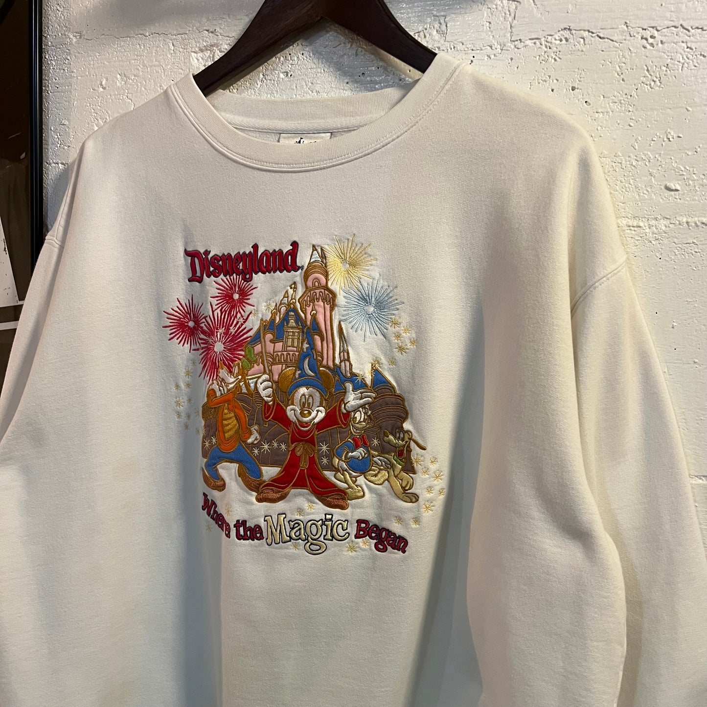 Vintage 2000's Disneyland Embroidered Crewneck Sweatshirt - Size Large - White/Multi