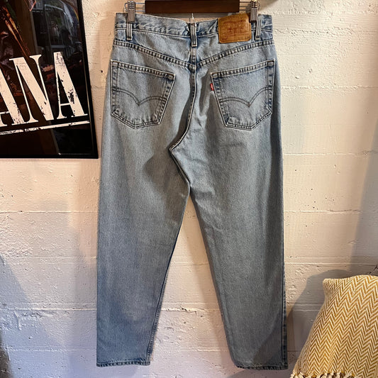 Vintage 2002 Levi's 550 Light Wash Relaxed Tapered Fit Denim Jean - Size 30" x 33" - Light Indigo