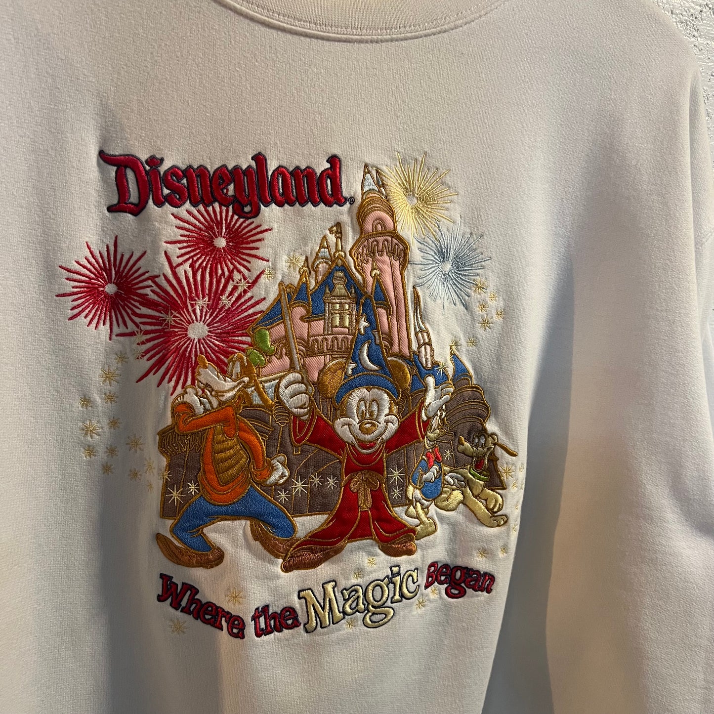 Vintage 2000's Disneyland Embroidered Crewneck Sweatshirt - Size Large - White/Multi