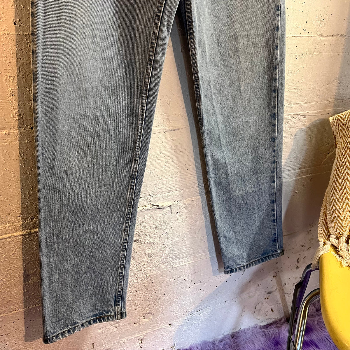 Vintage 2002 Levi's 550 Light Wash Relaxed Tapered Fit Denim Jean - Size 30" x 33" - Light Indigo