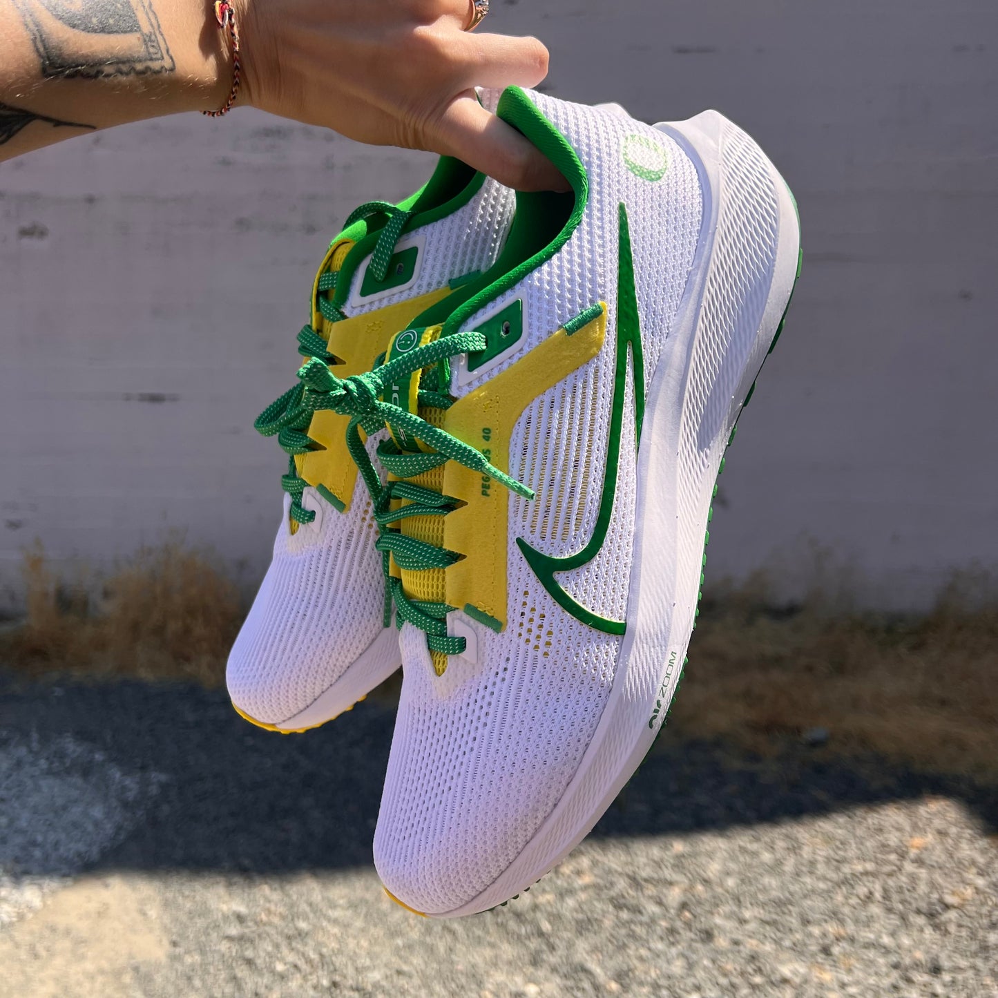 Nike Pegasus 40 Oregon Ducks Mens Running Shoe - Size 9M/10.5W - WHITE/YELLOW STRIKE/APPLE GREEN - DZ5979-100
