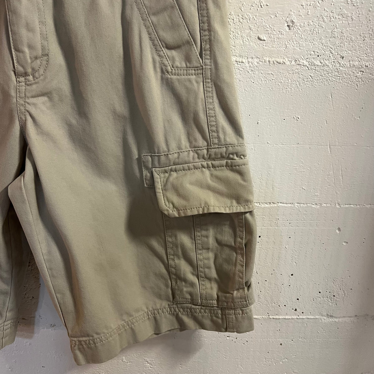 2000's Eddie Bauer Khaki Cargo Shorts - Size 30" - Khaki