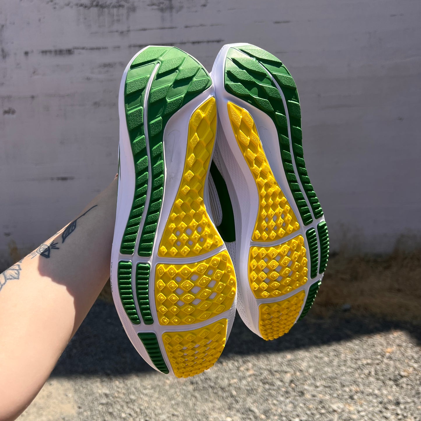 Nike Pegasus 40 Oregon Ducks Mens Running Shoe - Size 9M/10.5W - WHITE/YELLOW STRIKE/APPLE GREEN - DZ5979-100