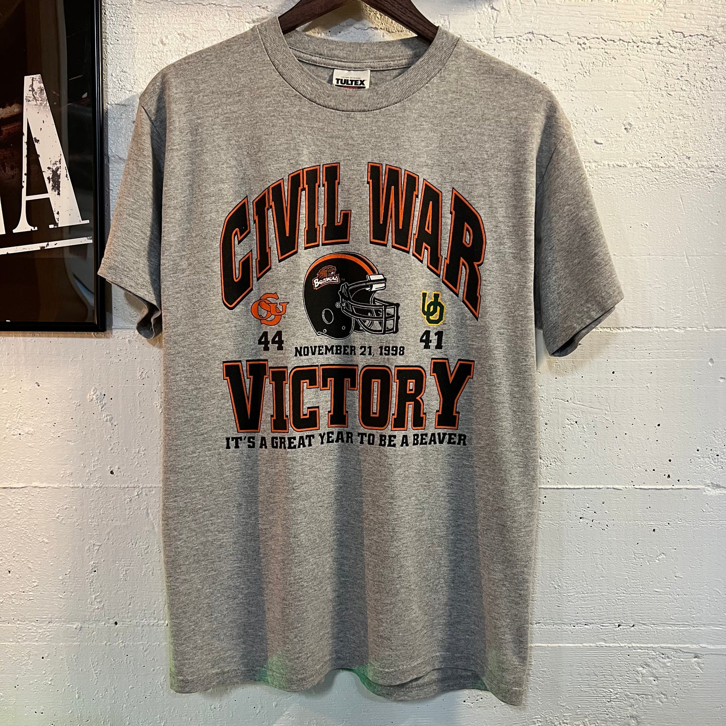 Vintage 1998 Oregon State University Beavers Football ‘Civil War Victory’ T-Shirt - Size Medium - Grey/Multicolor