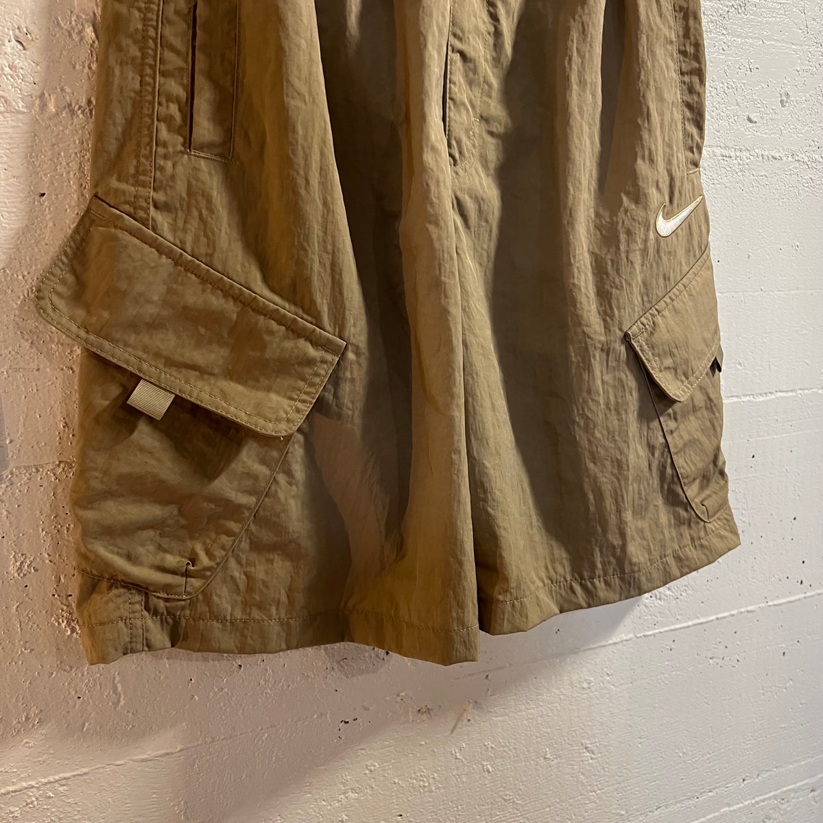 Nike Embroidered Swoosh Nylon Khaki Cargo Shorts - Size Youth Large - Tan/Beige/White