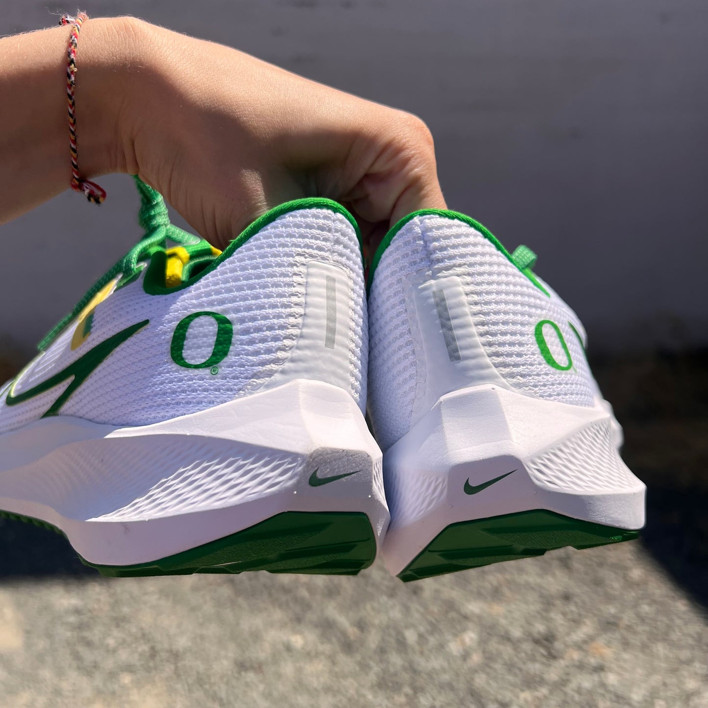 Nike Pegasus 40 Oregon Ducks Mens Running Shoe - Size 9M/10.5W - WHITE/YELLOW STRIKE/APPLE GREEN - DZ5979-100