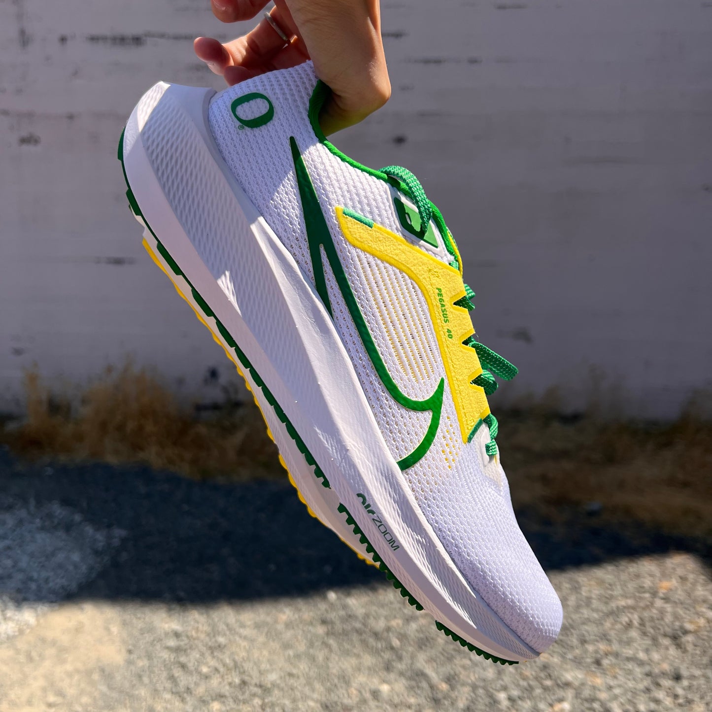 Nike Pegasus 40 Oregon Ducks Mens Running Shoe - Size 9M/10.5W - WHITE/YELLOW STRIKE/APPLE GREEN - DZ5979-100