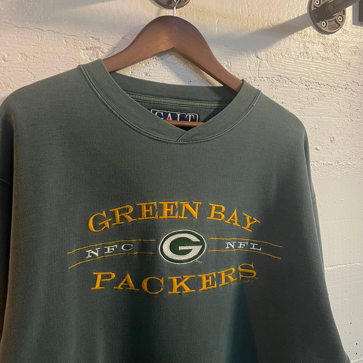 Vintage 1996 Embroidered Distressed Green Bay Packers NFL Crewneck Sweatshirt - Size Medium - Green/Yellow/White