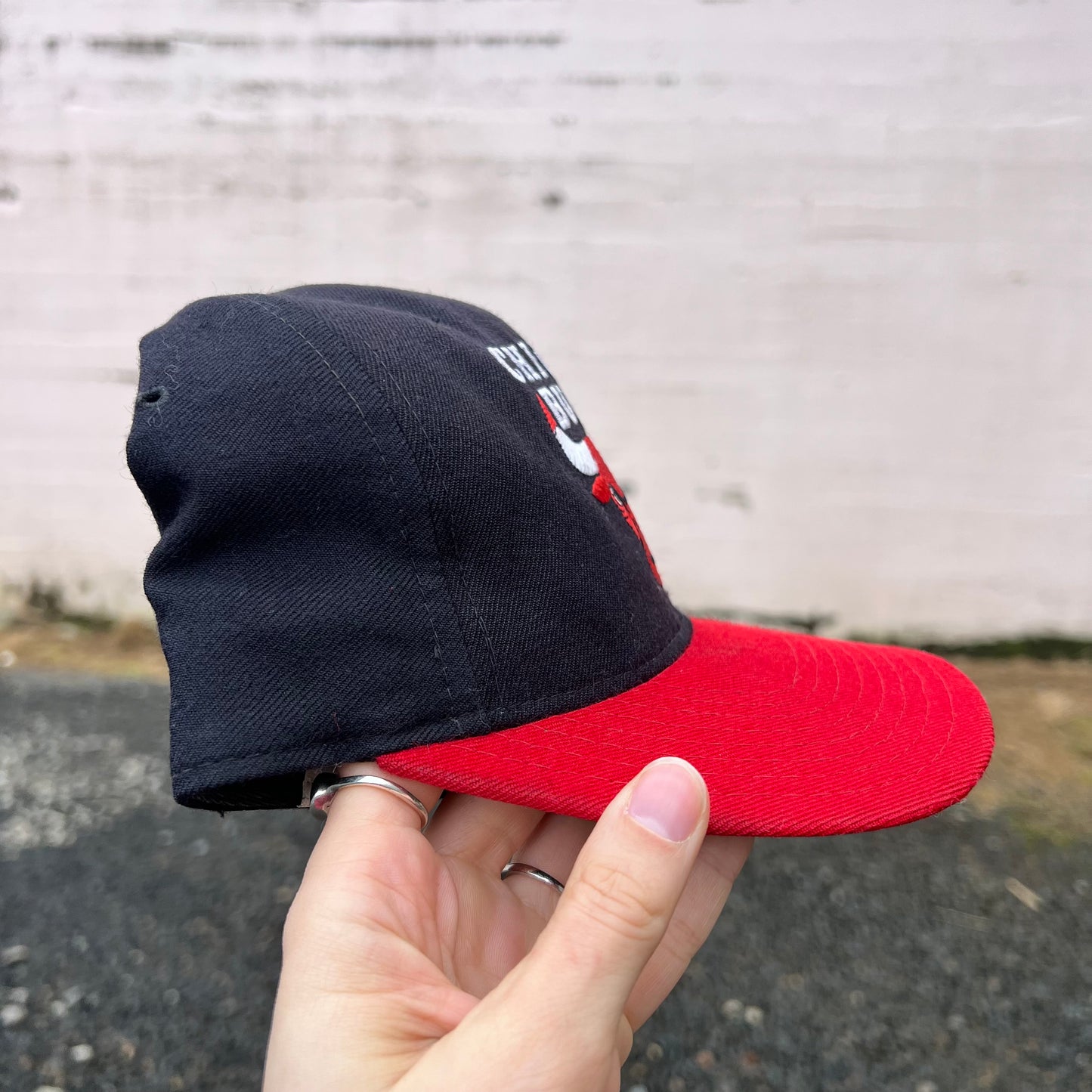 Vintage 90's Chicago Bulls Starter Wool Fitted Hat - Size 7 - Black/Red