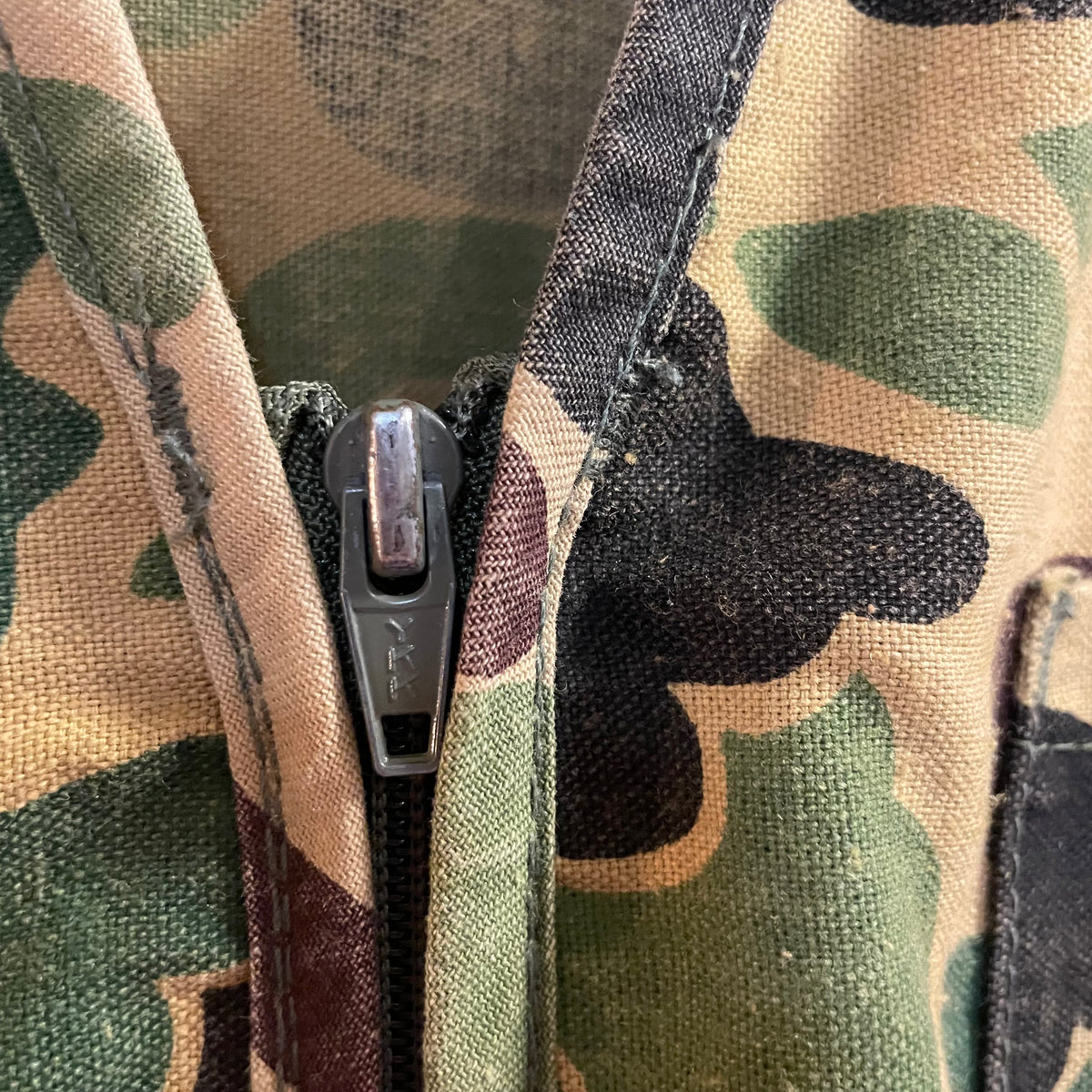 Vintage 1970's Saf-T-Bak Duck Camo Hunting Vest - Size Large - Made In USA - Camouflage/Multi