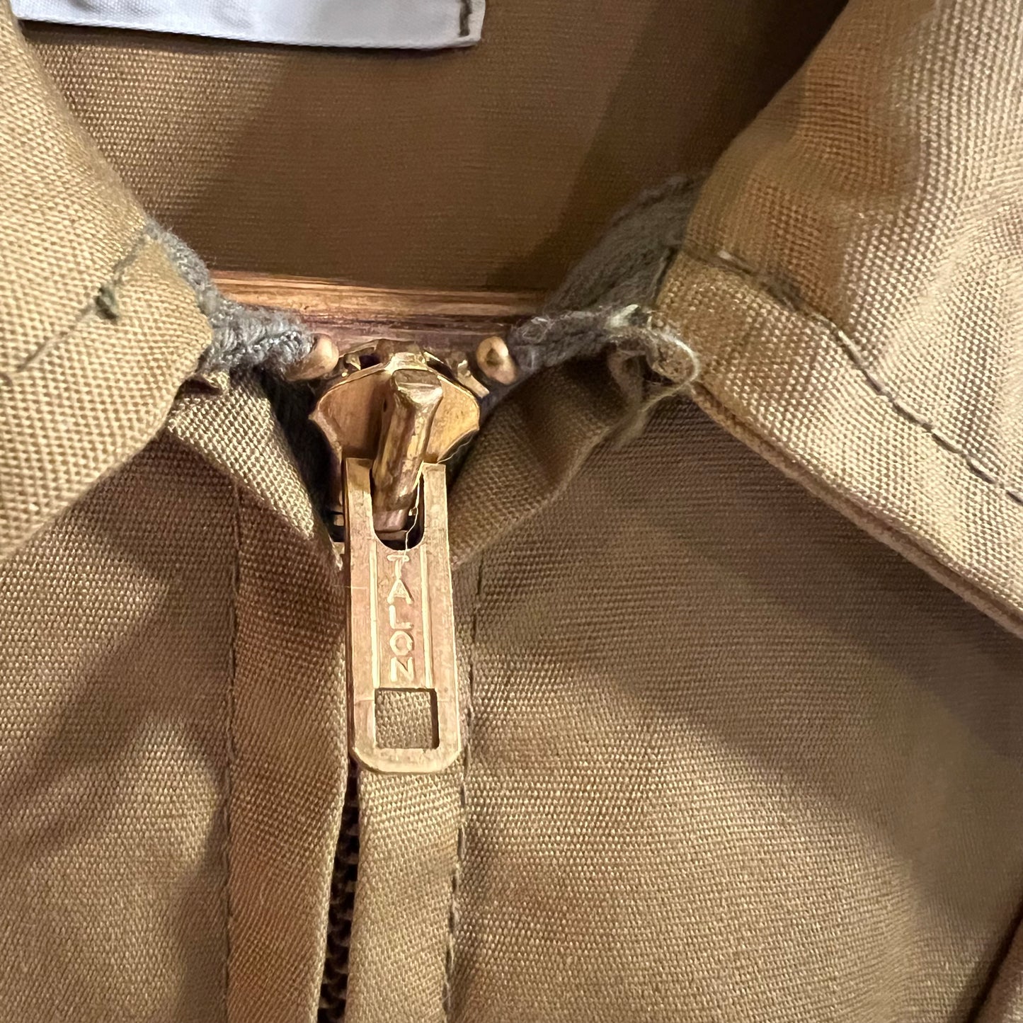 Vintage 1960's Duxbak 'Mains Le Cloth' Cotton Canvas Hunting Jacket - Size Small - Beige/Tan - Made In USA