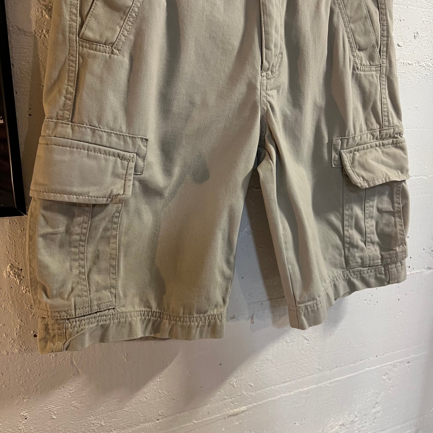 2000's Eddie Bauer Khaki Cargo Shorts - Size 30" - Khaki