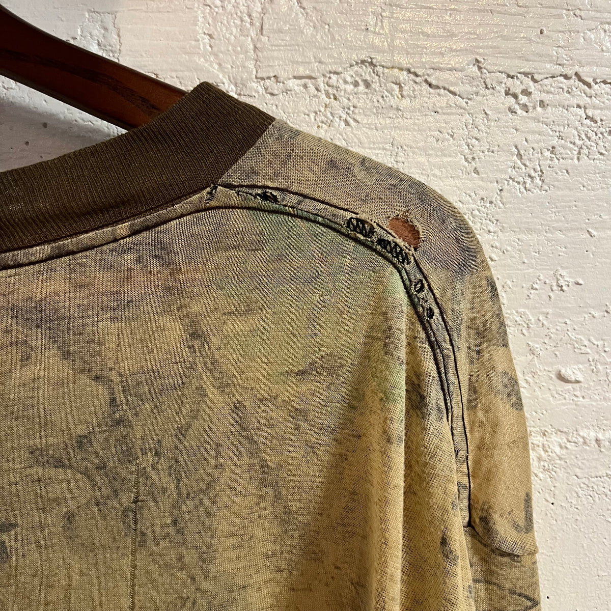 Vintage Faded/Distressed Thread Bare Single Stitch Real Tree Camo Pocket T-Shirt - Size Large - Earth Toned