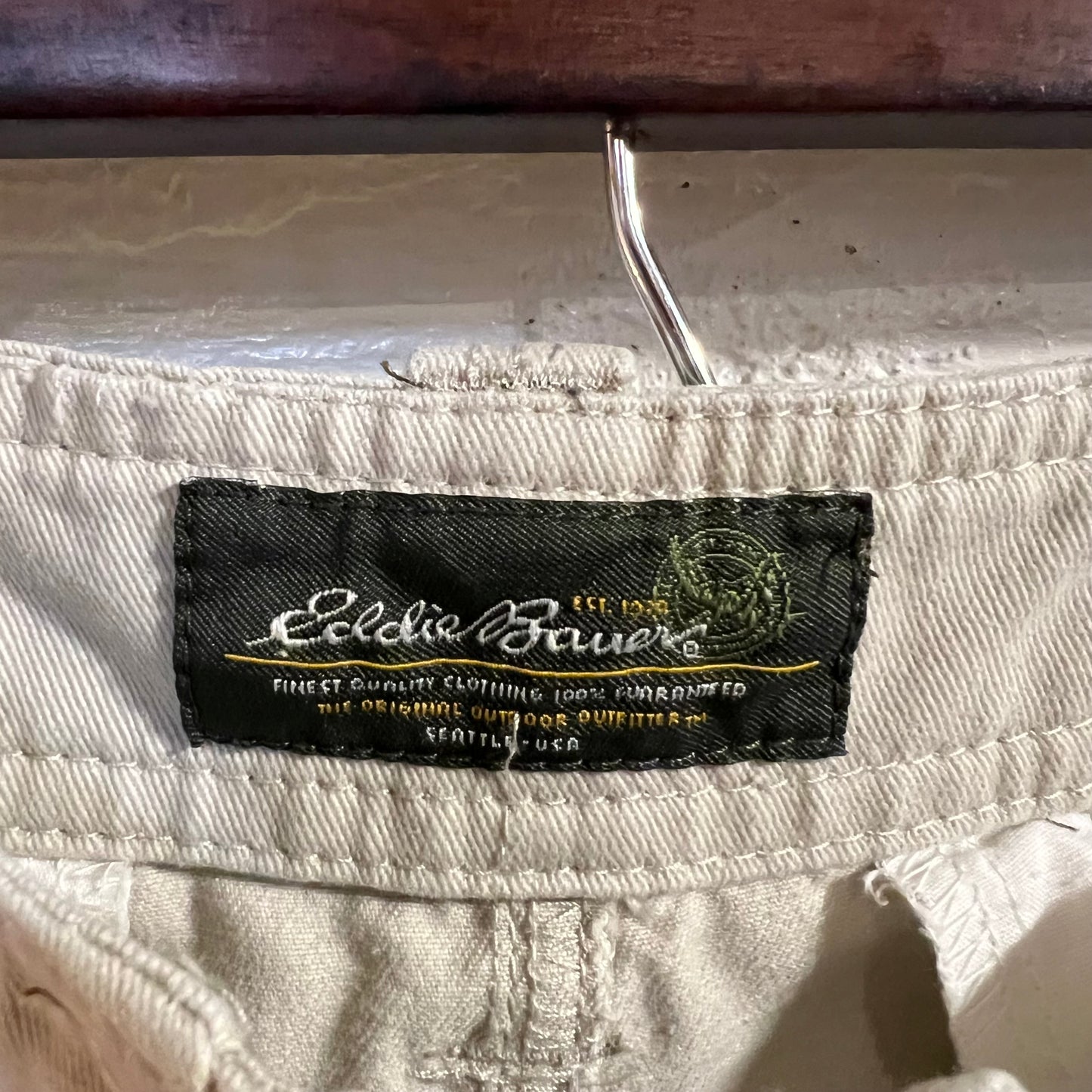 2000's Eddie Bauer Khaki Cargo Shorts - Size 30" - Khaki