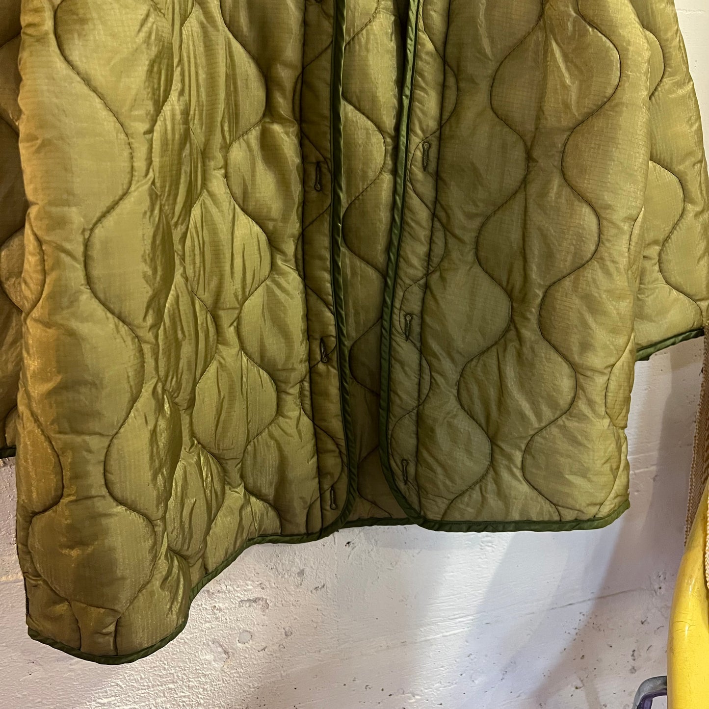 True Vintage U.S. Military Issued Extreme Cold Weather Parka Liner - Size Medium - Made In USA - Olive Drab - DSA100-74-C-1584
