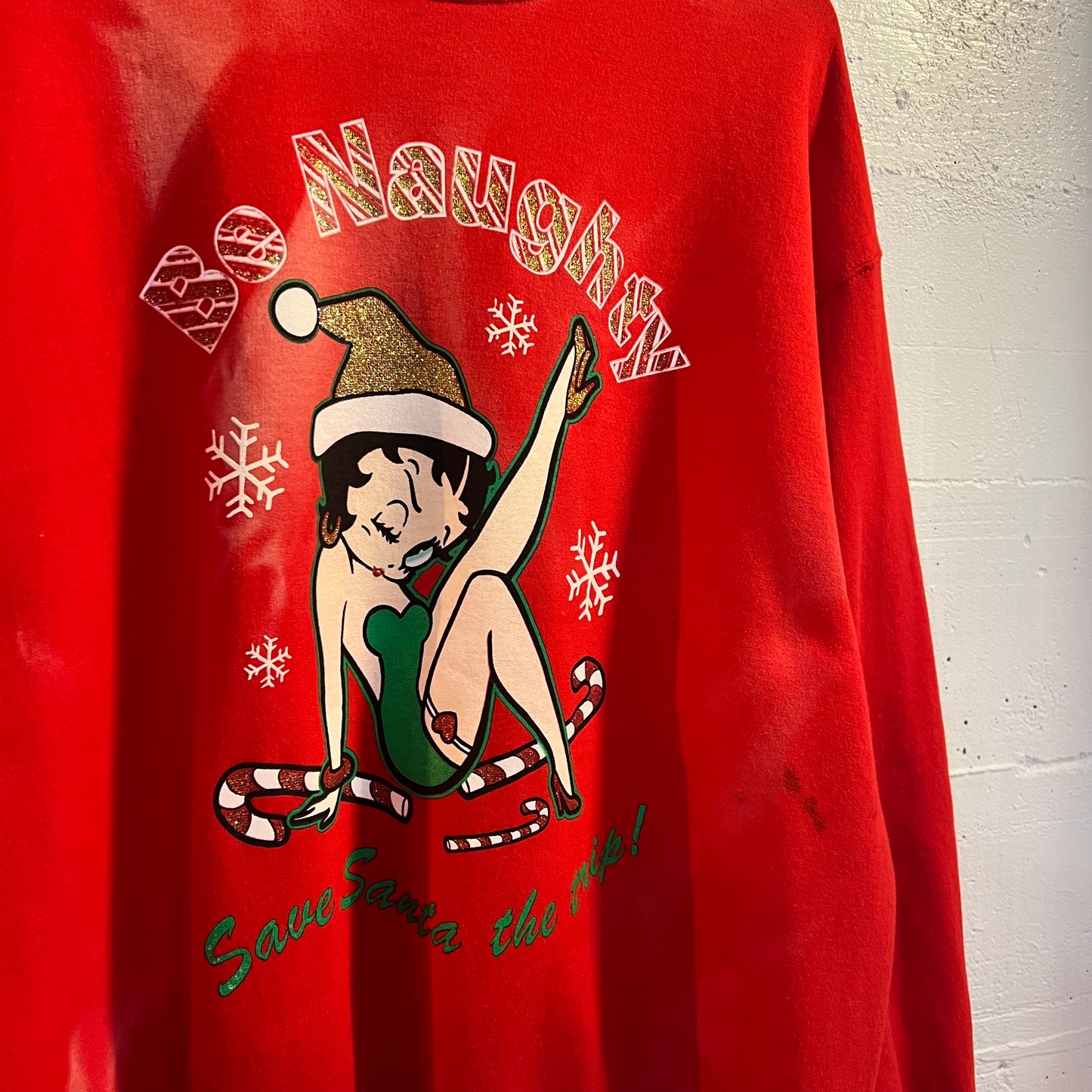 Vintage 2004 Betty Boop Freeze 'Be Naughty' Christmas Crewneck Sweatshirt - Size XL - Red/Multi