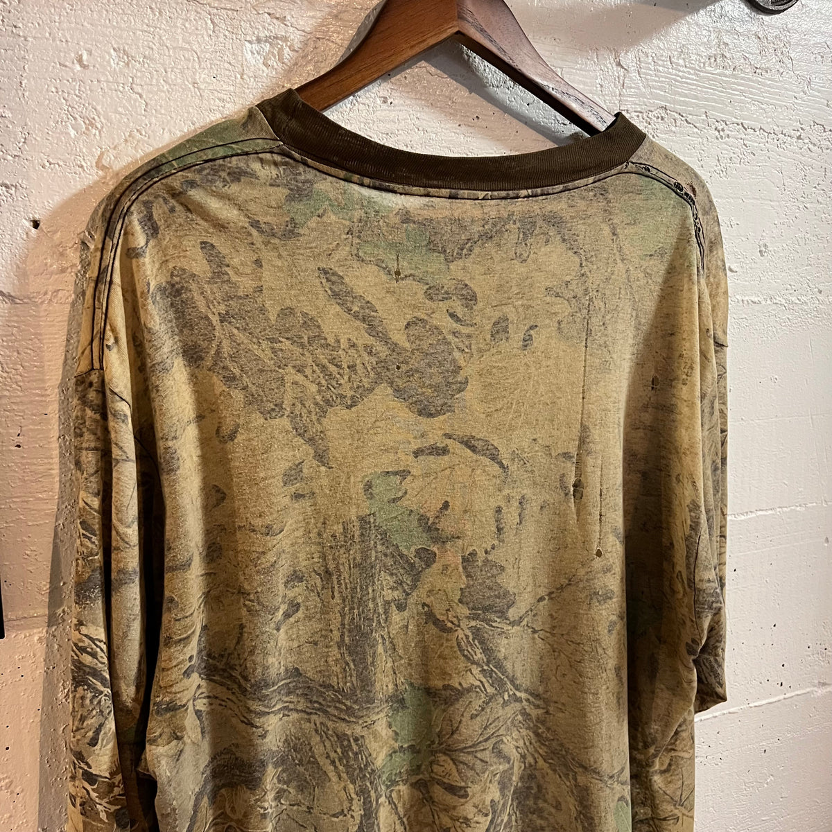 Vintage Faded/Distressed Thread Bare Single Stitch Real Tree Camo Pocket T-Shirt - Size Large - Earth Toned