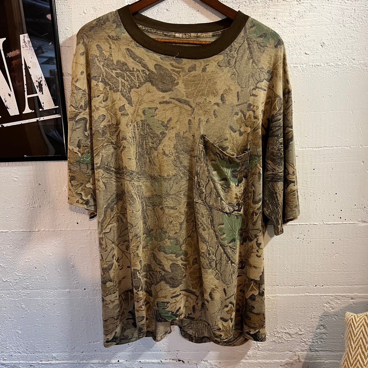 Vintage Faded/Distressed Thread Bare Single Stitch Real Tree Camo Pocket T-Shirt - Size Large - Earth Toned