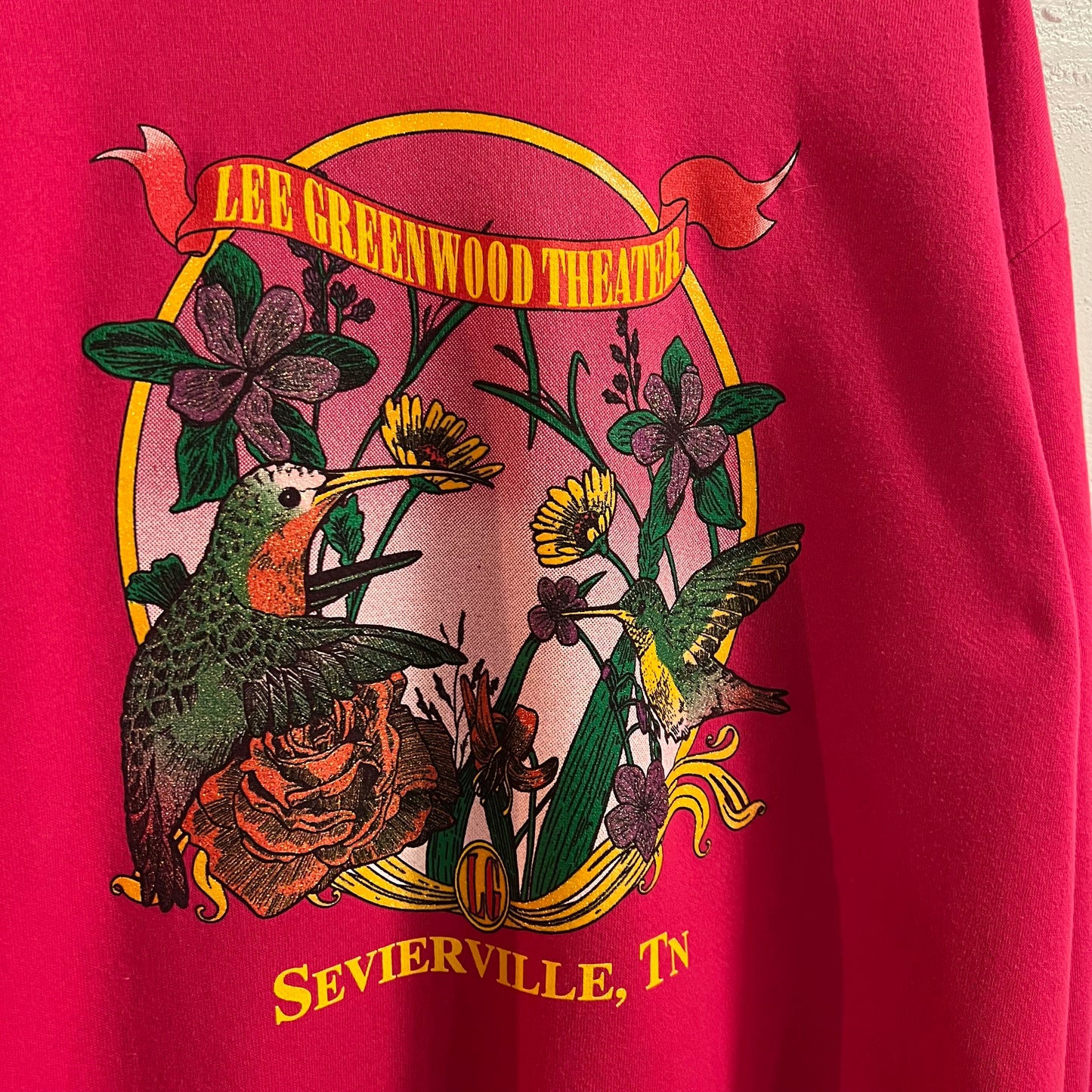 Vintage 90’s Lee Greenwood Theater Sevierville, TN ‘Hummingbird’ Crewneck Sweatshirt - Size XL - Made In USA - Pink/Multi