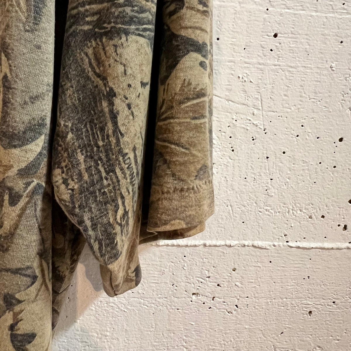 Vintage Faded/Distressed Thread Bare Single Stitch Real Tree Camo Pocket T-Shirt - Size Large - Earth Toned