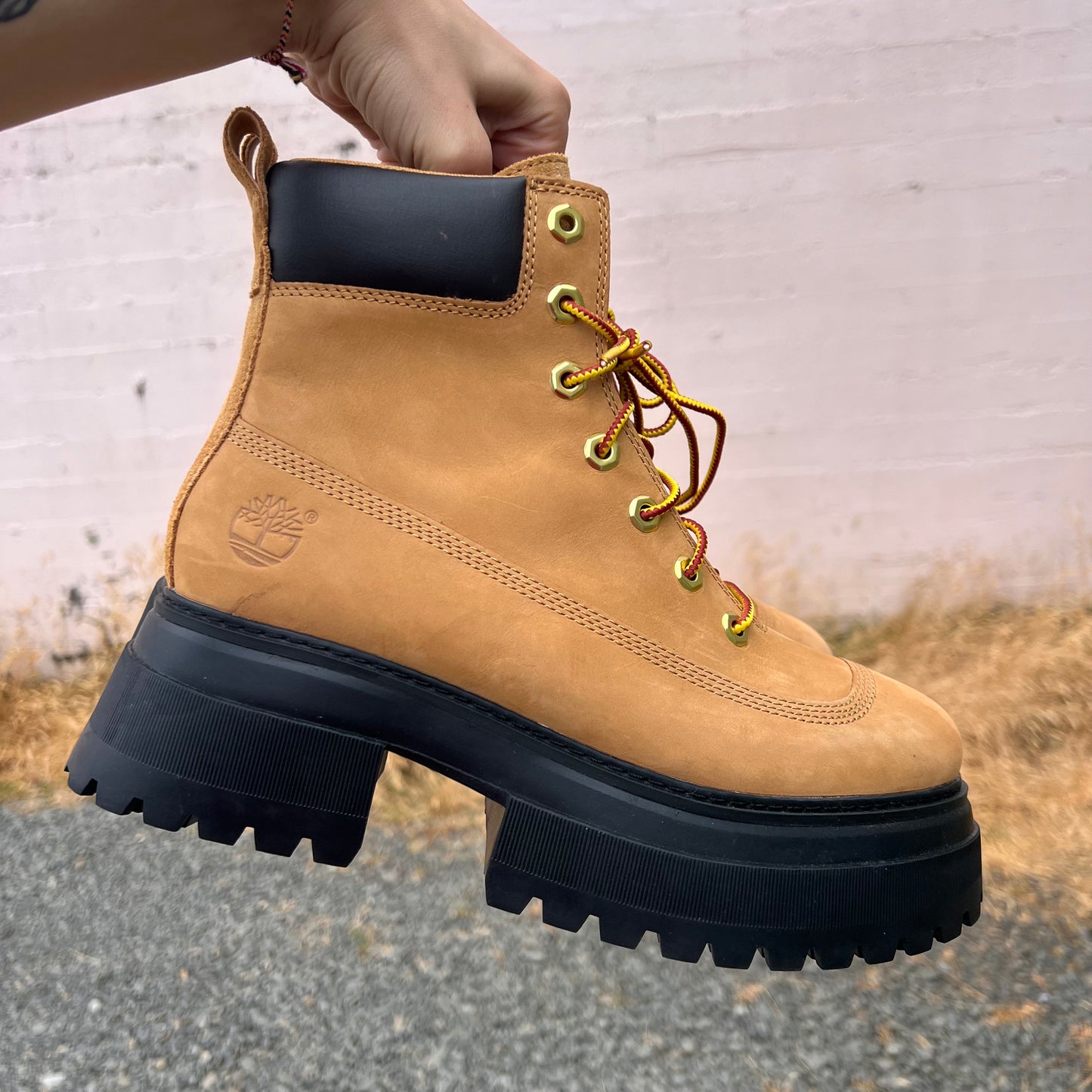 Timberland Sky 6" Lace Boots - Size 8.5W - Wheat/Black