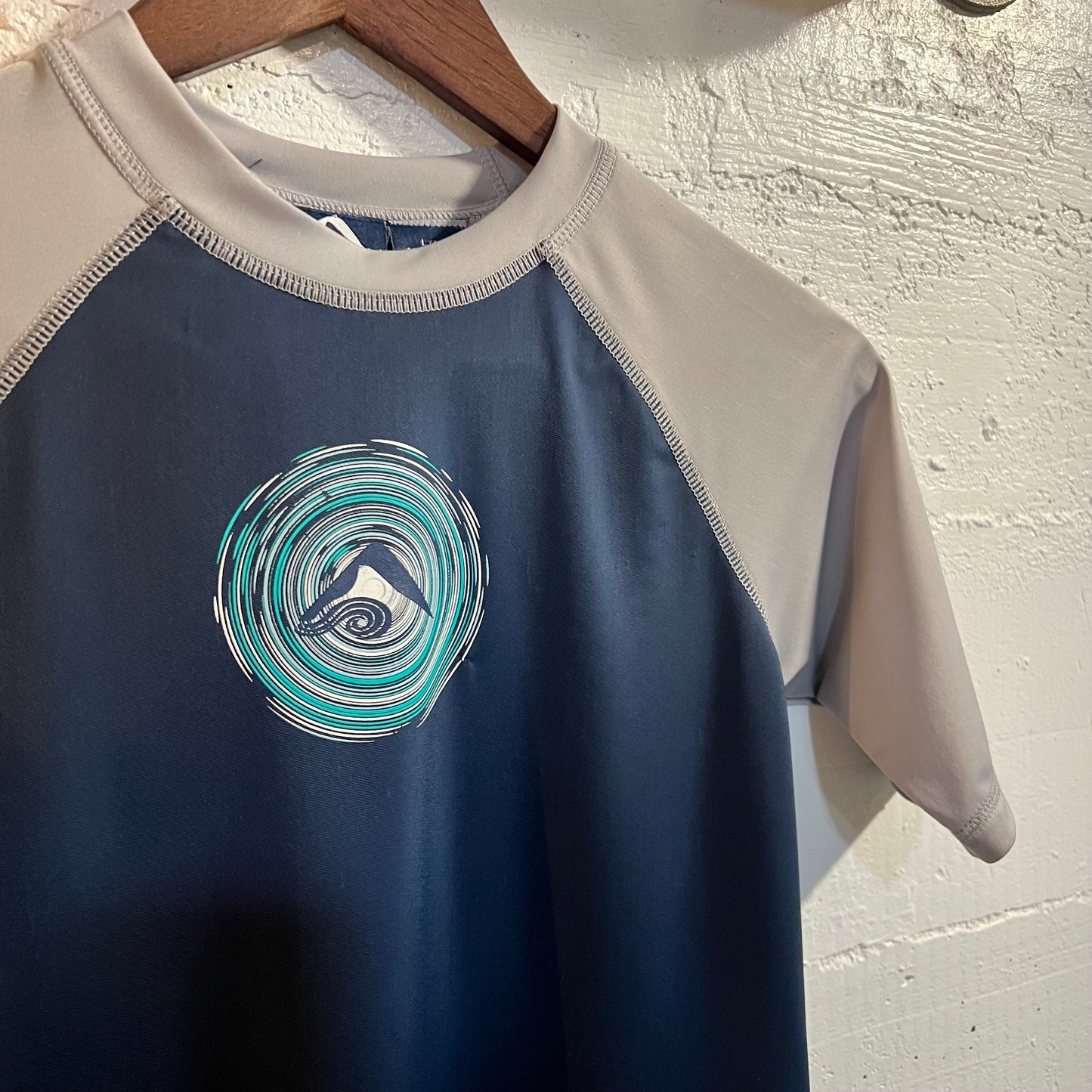 2000's Kanu Surf Short/Raglan Sleeve Rashguard - Size Large (12) - Blue/Grey