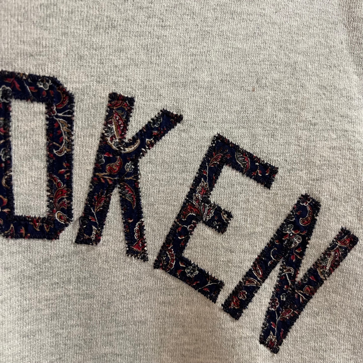 Vintage 90’s Paisley Raw-Edge Appliqué Stitch Hoboken Crewneck Sweatshirt - Size Medium - Made In USA - Heather Grey/Multi