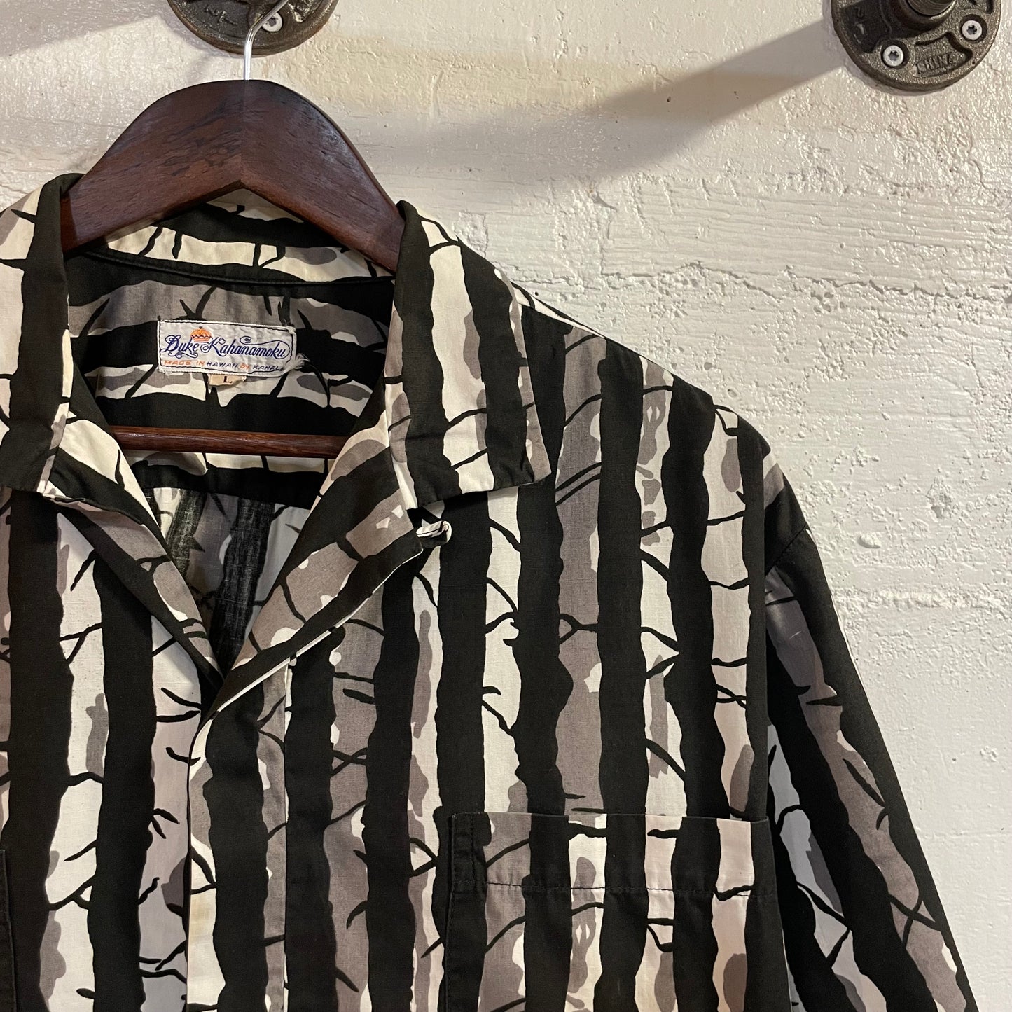 True Vintage 1960's Duke Kahanamoku By Kahala Monochrome Bamboo Print Loop Collar Aloha Shirt - Size Large - Made In Hawaii