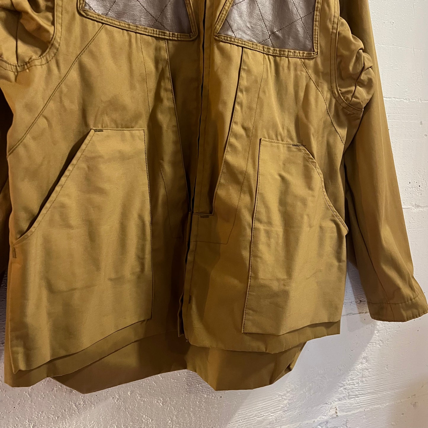 Vintage 1960's Duxbak 'Mains Le Cloth' Cotton Canvas Hunting Jacket - Size Small - Beige/Tan - Made In USA