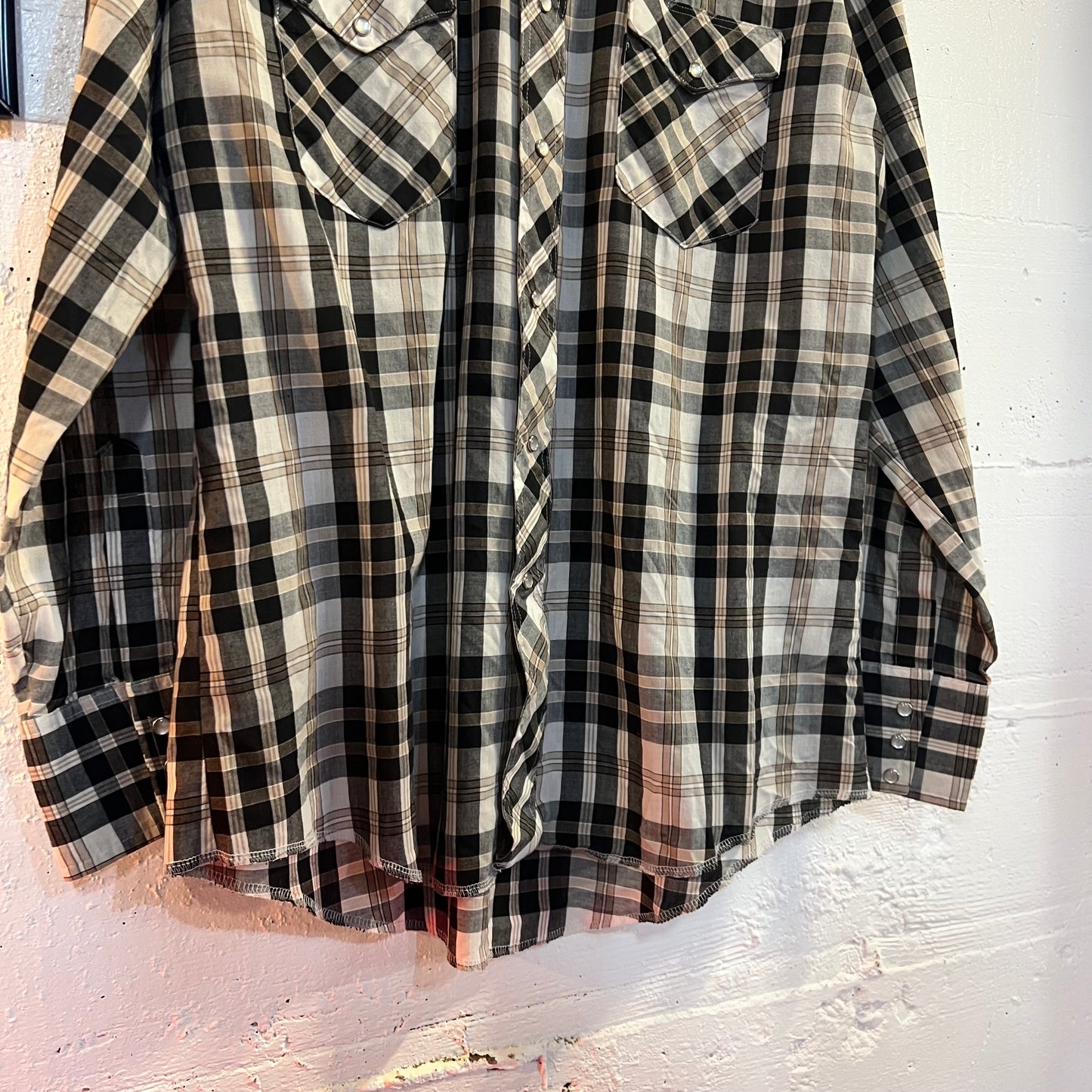 Vintage Wrangler Pearl Snap Western Long Sleeve Button Up Plaid Shirt - Size Large - Made In USA - Black/White/Tan