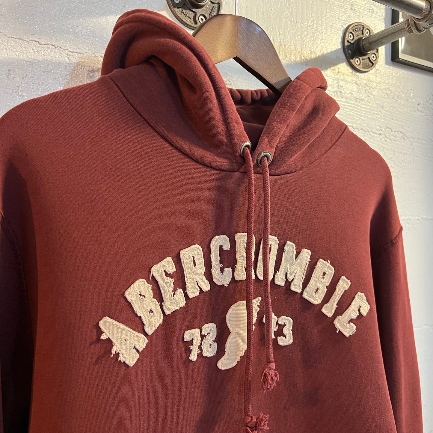 Vintage Abercrombie & Fitch Embroidered Spellout Hooded Sweatshirt - Size XL - Maroon