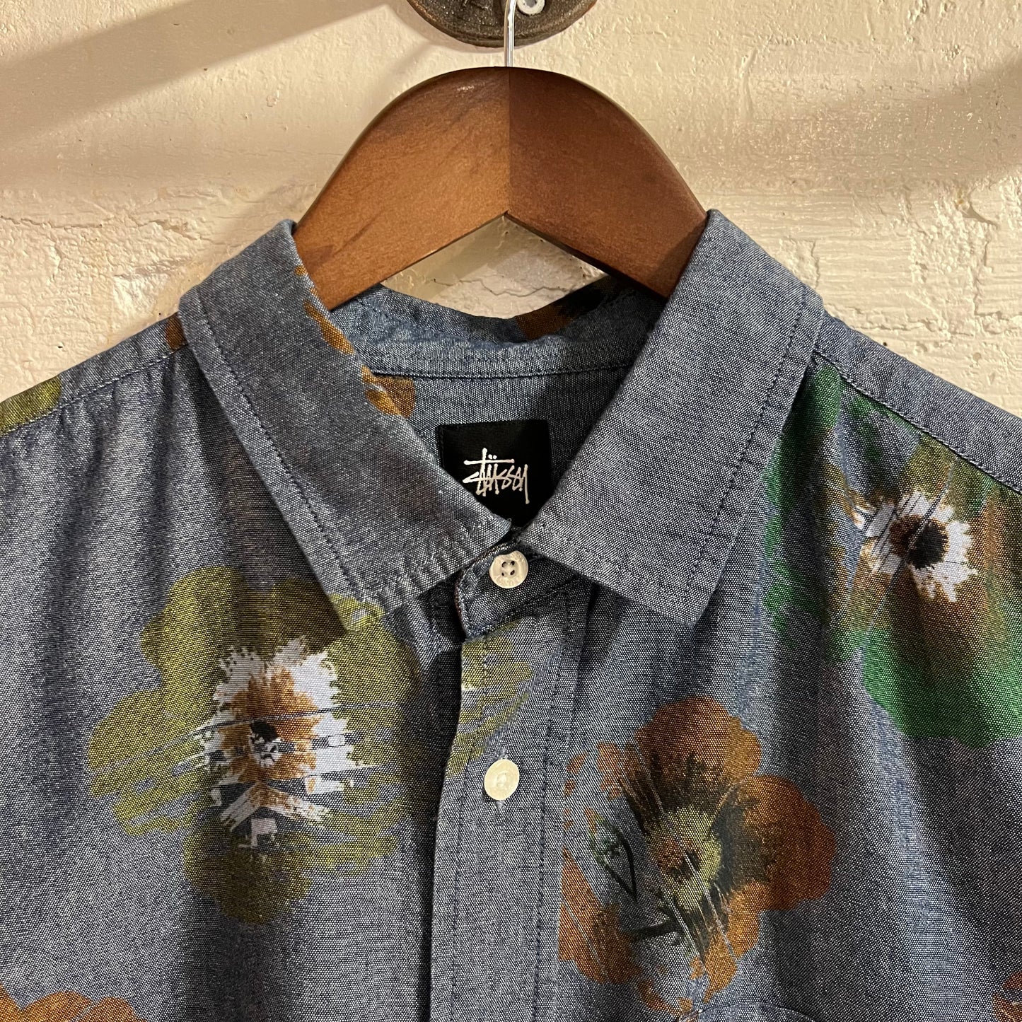 'Pre-Owned' Stüssy Abstract Floral Short Sleeve Chambray Button Up Shirt - Size Large - Denim/Indigo