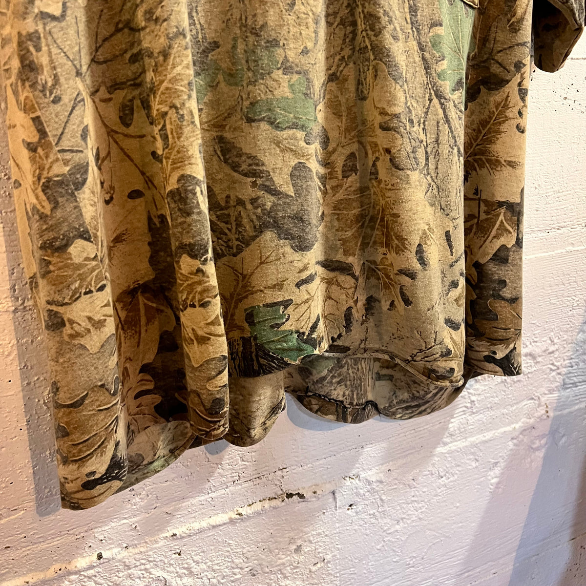 Vintage Faded/Distressed Thread Bare Single Stitch Real Tree Camo Pocket T-Shirt - Size Large - Earth Toned