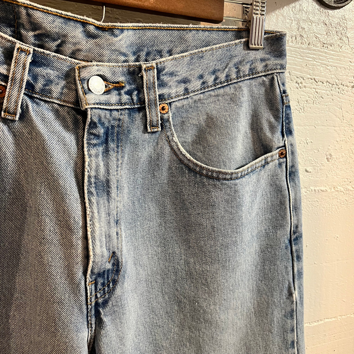 Vintage 2002 Levi's 550 Light Wash Relaxed Tapered Fit Denim Jean - Size 30" x 33" - Light Indigo