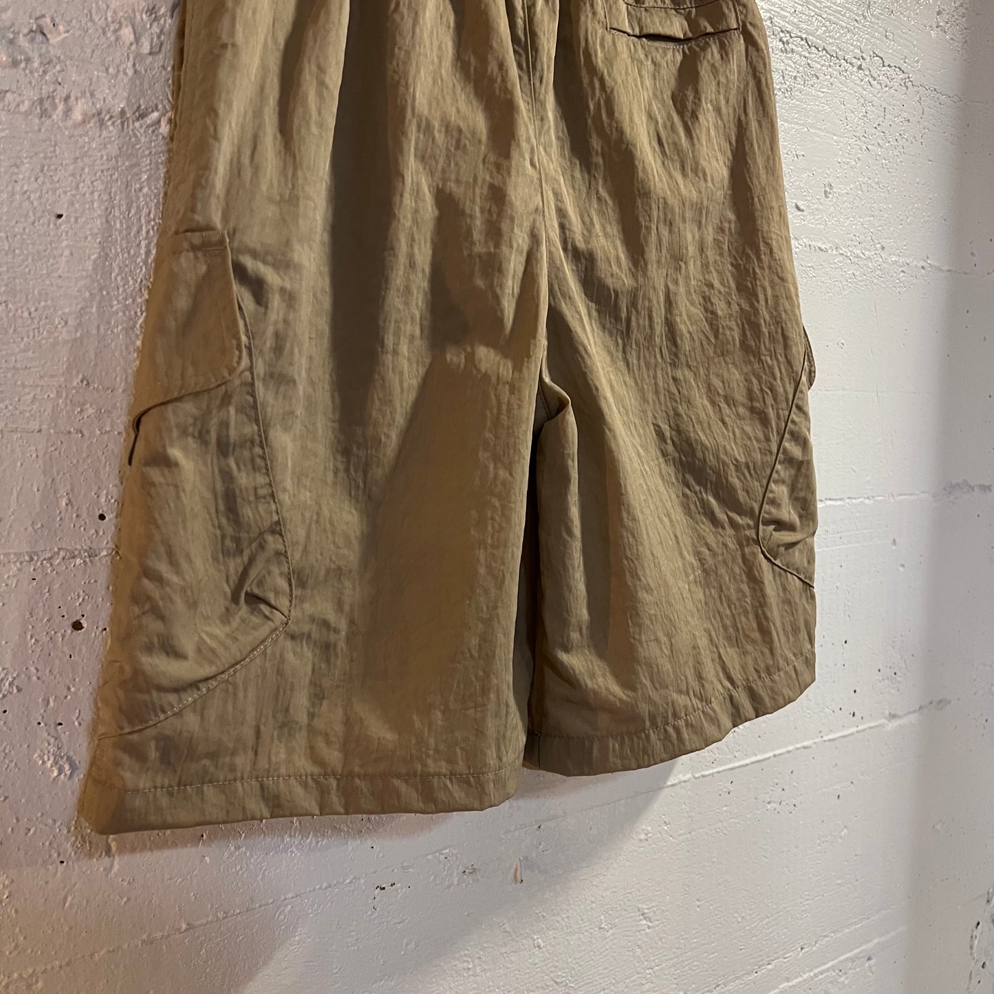 Nike Embroidered Swoosh Nylon Khaki Cargo Shorts - Size Youth Large - Tan/Beige/White