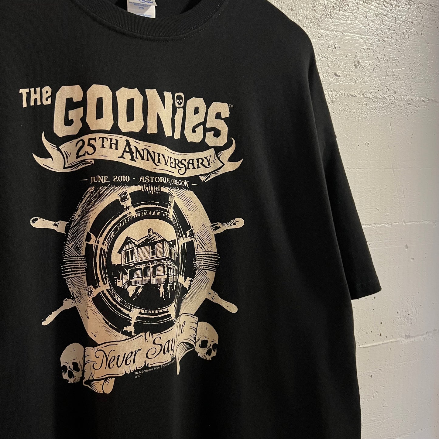 2010 The Goonies 25th Anniversary Commemorative Graphic T-Shirt - Size XXL - Black