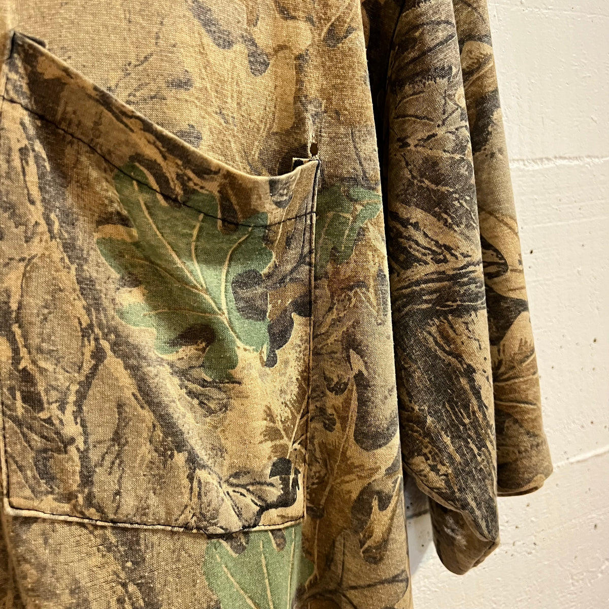 Vintage Faded/Distressed Thread Bare Single Stitch Real Tree Camo Pocket T-Shirt - Size Large - Earth Toned