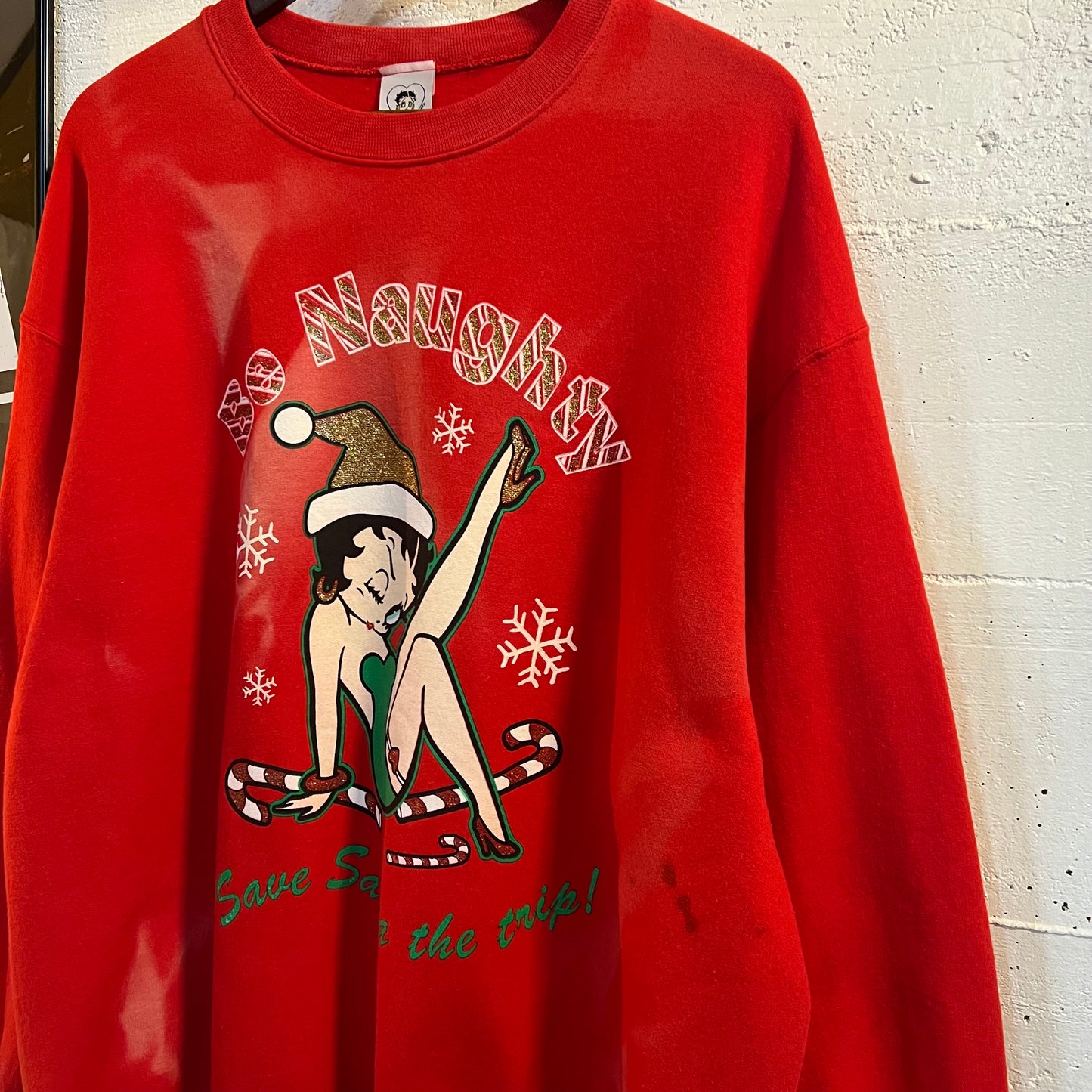 Vintage 2004 Betty Boop Freeze 'Be Naughty' Christmas Crewneck Sweatshirt - Size XL - Red/Multi