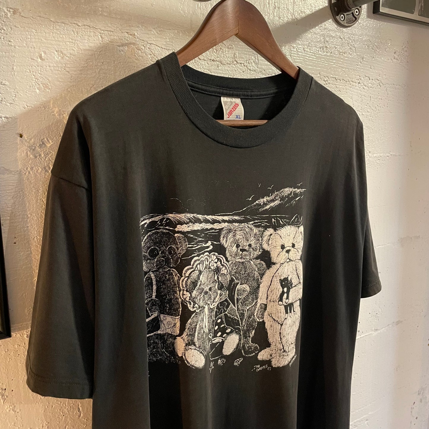 Vintage 90’s Jerzees ‘Bears On A Beach’ Graphic T-Shirt - Size XL - Made In USA - Faded Black/White