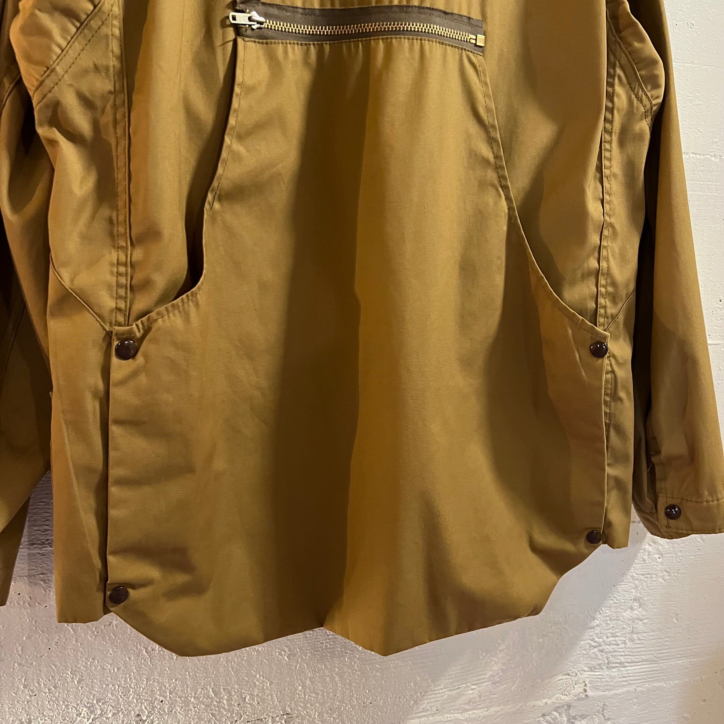 Vintage 1960's Duxbak 'Mains Le Cloth' Cotton Canvas Hunting Jacket - Size Small - Beige/Tan - Made In USA