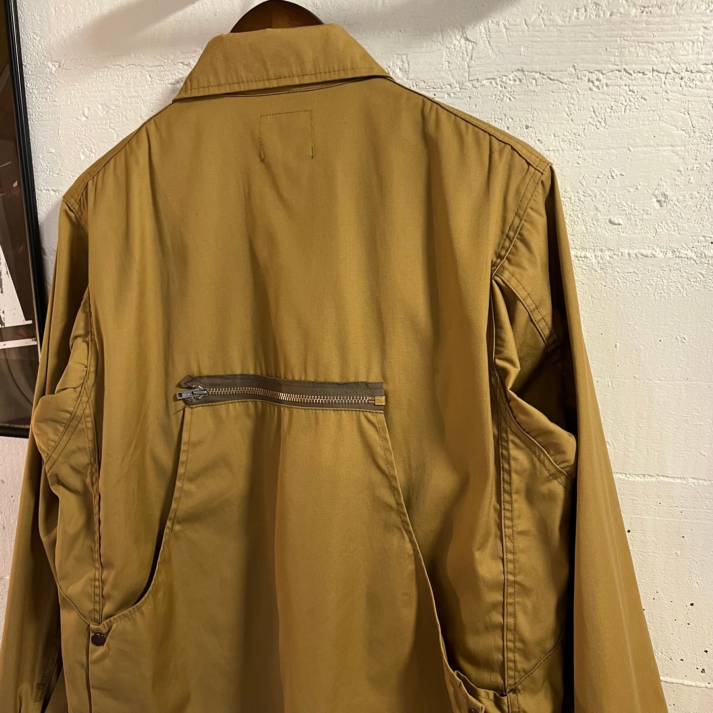 Vintage 1960's Duxbak 'Mains Le Cloth' Cotton Canvas Hunting Jacket - Size Small - Beige/Tan - Made In USA