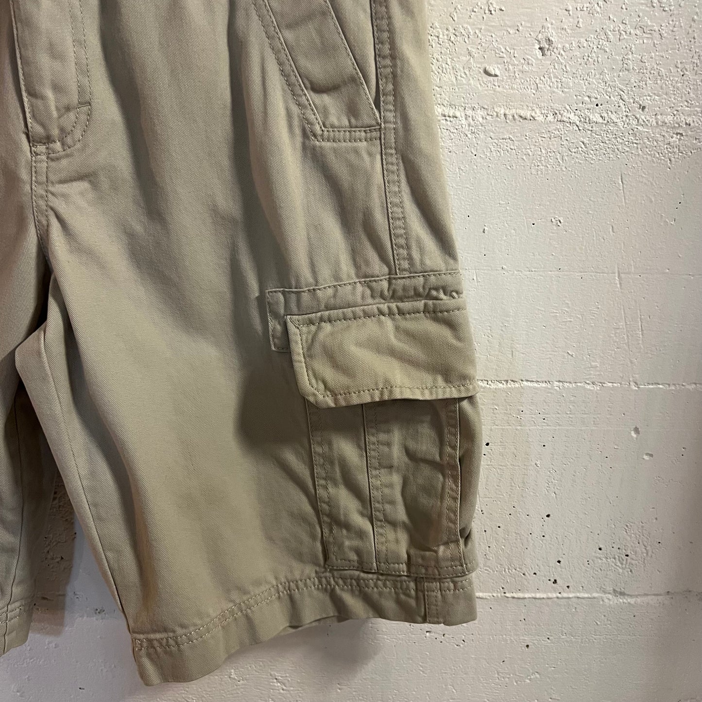 2000's Eddie Bauer Khaki Cargo Shorts - Size 30" - Khaki
